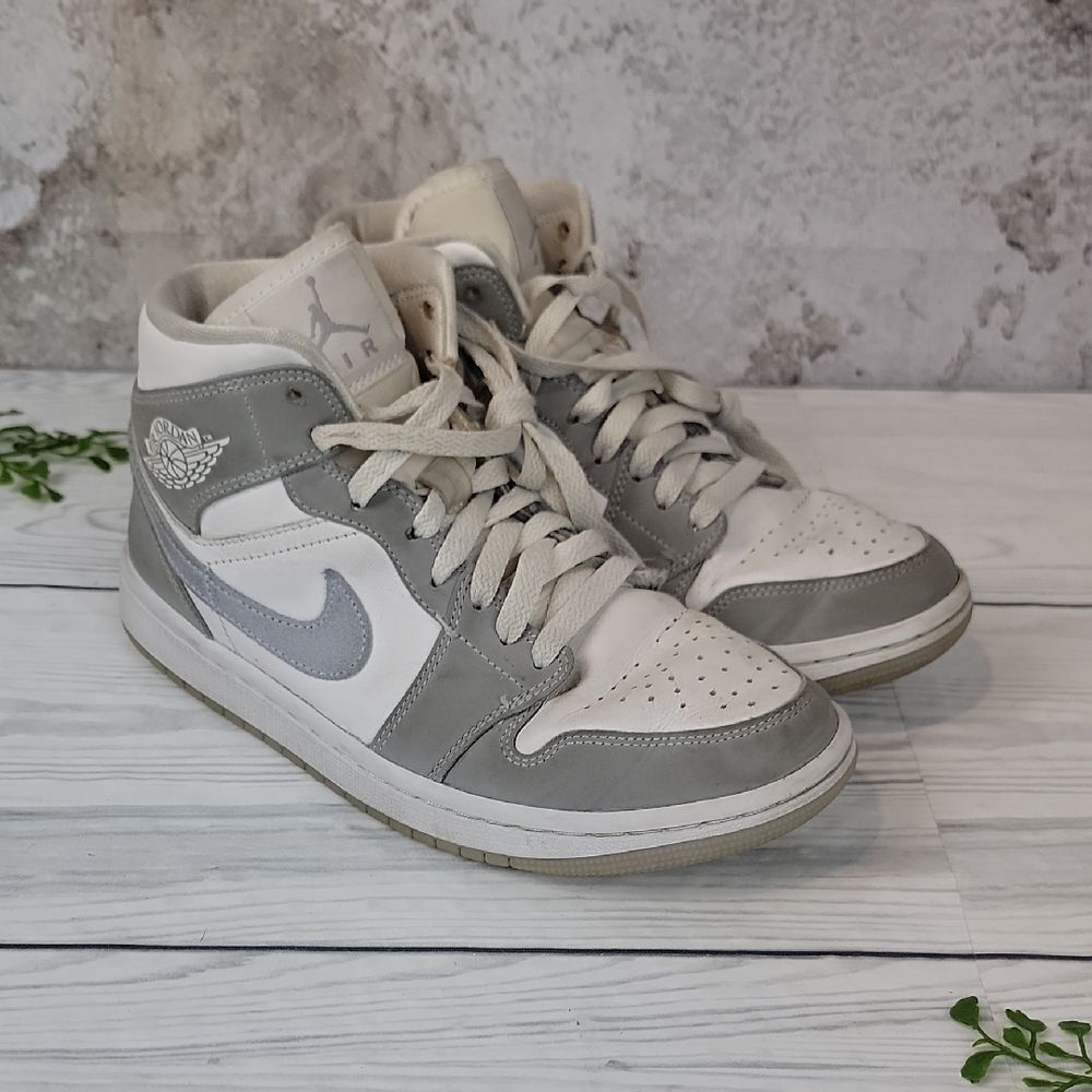 Air Jordan Nike Mid 1 Light Smoke Grey  Womens Size 7